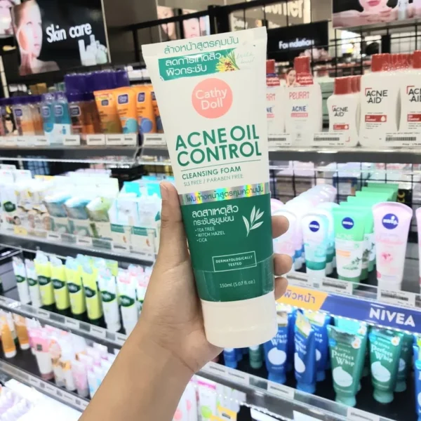 𝗖𝗮𝘁𝗵𝘆 𝗗𝗼𝗹𝗹 - 𝗔𝗰𝗻𝗲 𝗢𝗶𝗹 𝗖𝗼𝗻𝘁𝗿𝗼𝗹 𝗖𝗹𝗲𝗮𝗻𝘀𝗶𝗻𝗴 𝗙𝗼𝗮𝗺 Face Wash 150ml - Image 3