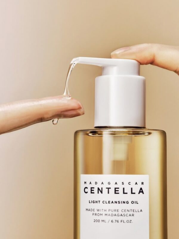 SKIN1004 Madagascar Centella Light Cleansing Oil 200ML - Image 3